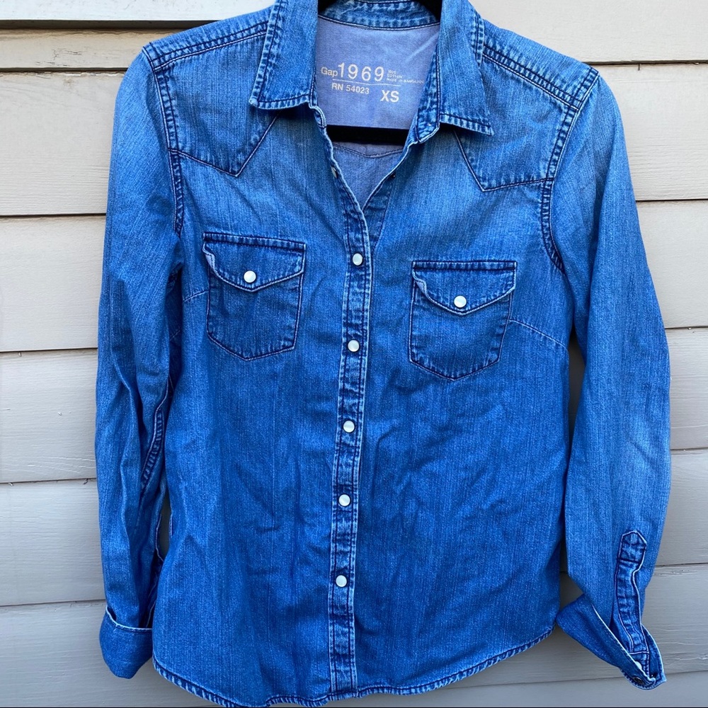 🌞 (3/$25) Gap denim button up